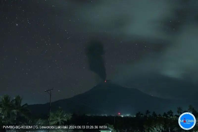 Gunung Lewotobi Laki-laki Kembali Muntahkan Abu Vulkanik 700 Meter