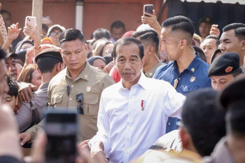 Jelang Pensiun, Jokowi Blusukan ke Pasar Surabaya buat Cek Harga