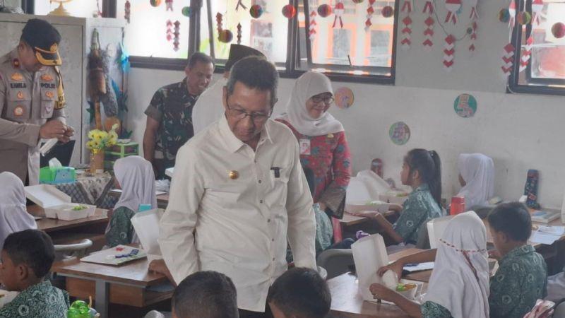 PJ Jakarta Heru Budi Pantau Uji Coba Makan Bergizi Gratis di Jakbar