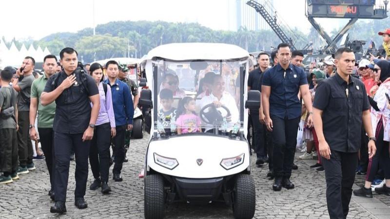 Presiden Jokowi Ajak Cucu ke Pameran Alutsista HUT TNI di Monas