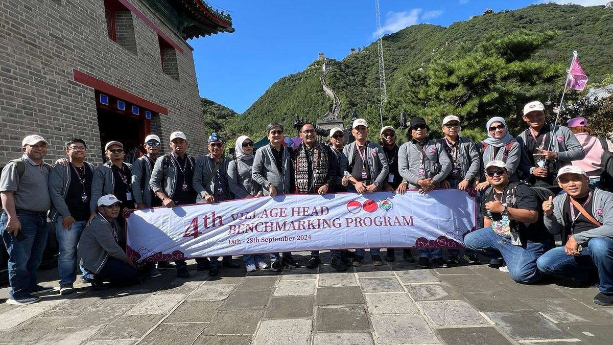 Kunjungi Tembok Besar China, Kades Peserta Benchmarking Study Kagumi Kebersihan dan Penataannya