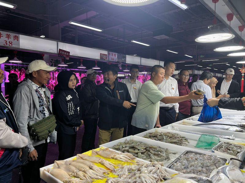 Kunjungi Pasar Hongqiang, Kades Peserta Benchmarking Study Siap Adopsi Tata Kelola dan Pengemasan Dagangan