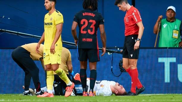Alami Cidera Lutut, Ter Stegen Terancam Absen Berbulan-Bulan