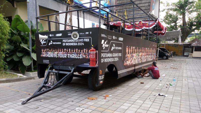 Parkir di Kantor Walkot Mataram, Mobil Trailer Parade Pembalap MotoGP Madalika Siap Digunakan