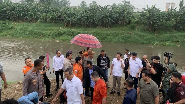 Komisi III DPR Sambangi TKP Penemuan Tujuh Mayat di Kali Bekasi