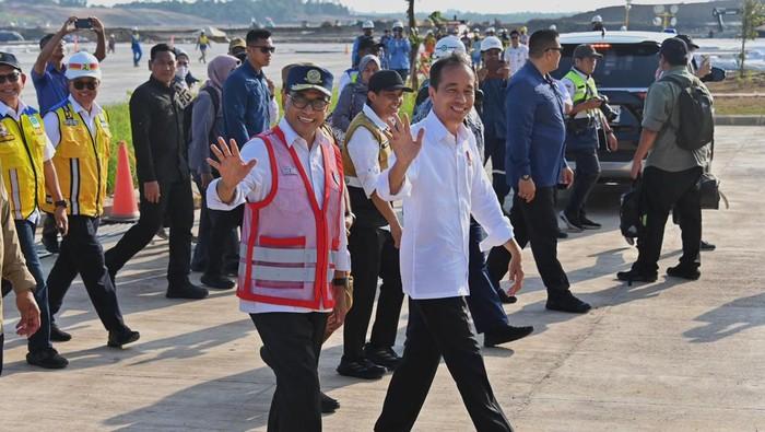 Jokowi Tinjau Progres Bandara IKN Usai Pendaratan Perdana