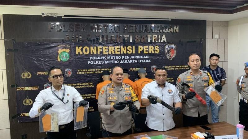 Sekuriti di PIK Jakut Tangkap 4 Pencuri Motor Bersenjata