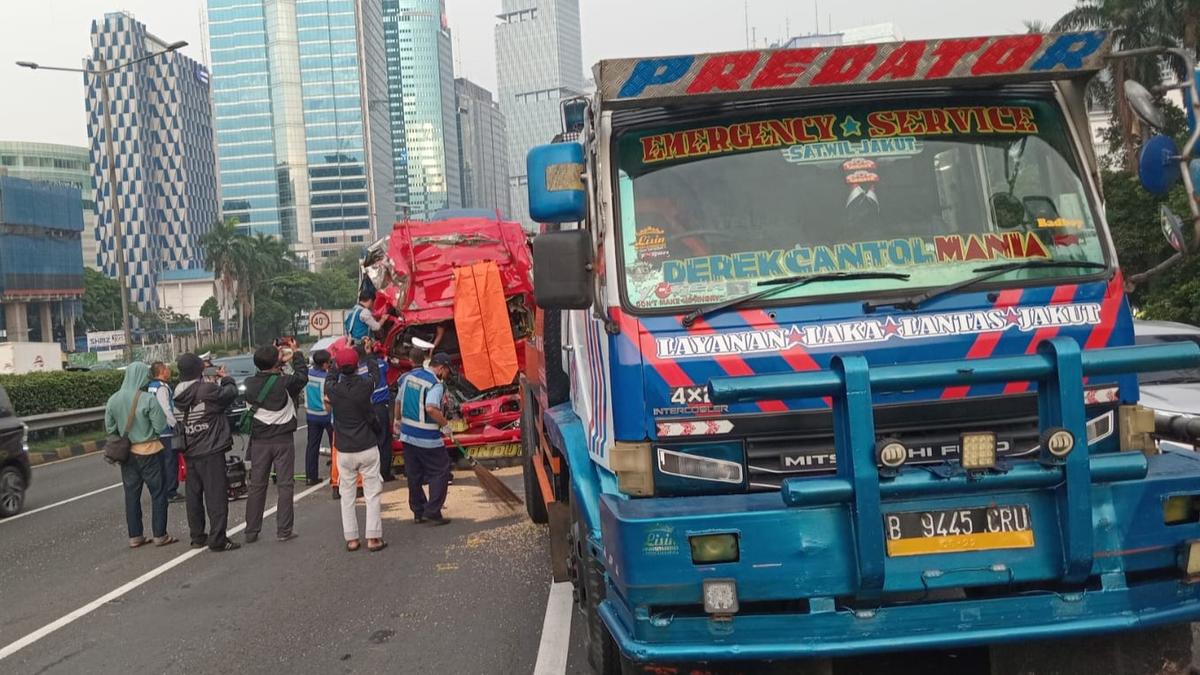 Ini Kronologi Kecelakaan 2 Truk di Tol Dalam Kota hingga 1 Sopir Tewas