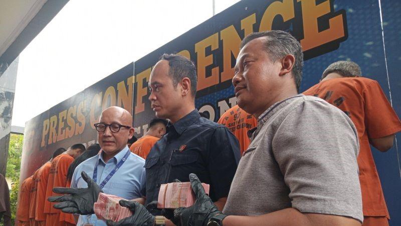 2 Pengedar Uang Palsu Ditangkap di SPBU Cirebon