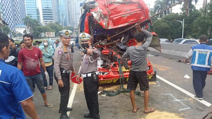 Kecelakaan Truk di Tol Dalam Kota: Kronologi, Evakuasi, dan Dampak Kemacetan