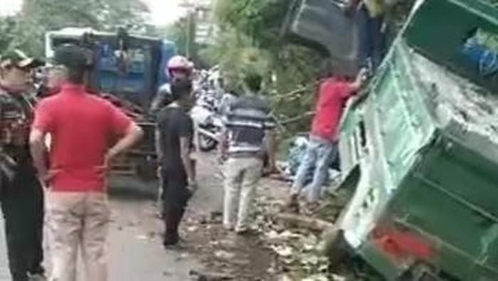 Truk Rem Blong Tabrak 5 Kendaraan di Puncak Cianjur, 10 Orang Terluka