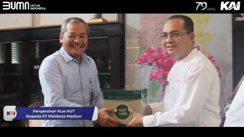 Rayakan Ulang Tahun, KAI Daop 7 Madiun Bagikan 76 Kue-Pelayanan Kesehatan