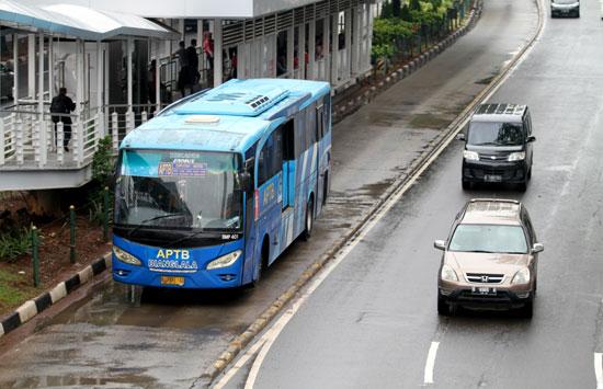 Evaluasi Keamanan Jalanan, Minibus Tabrak Halte TransJ Petamburan Jadi Sorotan