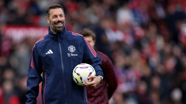 Legenda Arsenal: Ruud van Nistelrooy Menunggu Erik Ten Hag Dipecat United