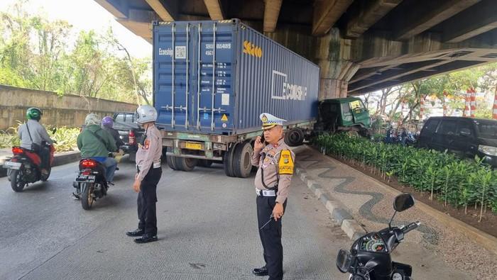 Truk Pecah Ban di Pademangan, Timbulkan Kemacetan Panjang
