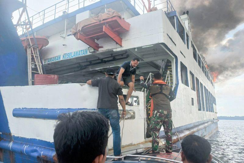 TNI AL Selamatkan 12 ABK Kapal Roro yang Terbakar di Batam, Diduga Korsleting Listrik