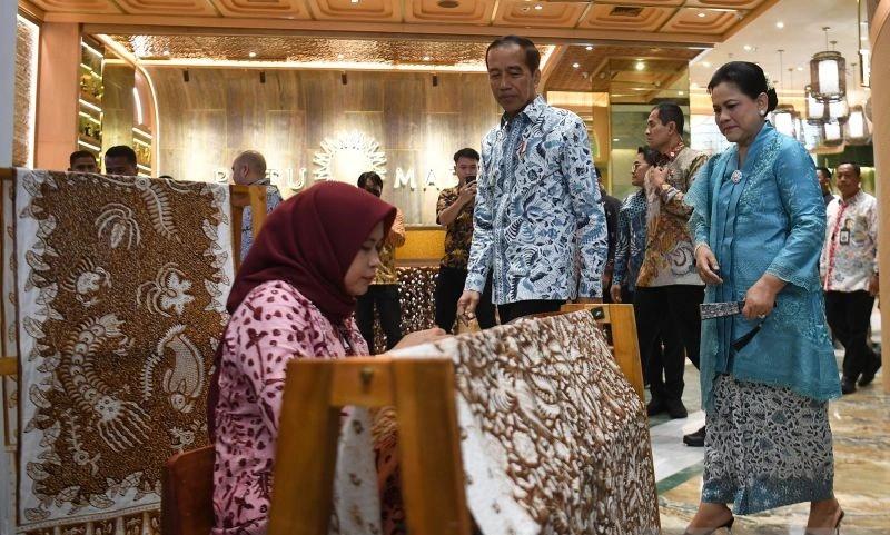 Warisan Budaya Dunia, Jokowi Ajak Masyarakat Kenakan Batik dengan Bangga