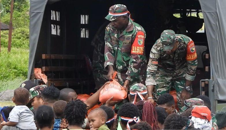 TNI dan Polri Berikan Bantuan 1.000 Paket Sembako di Nduga untuk Peringatan HUT ke-79 TNI