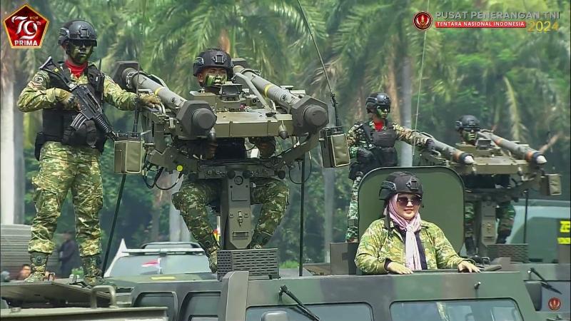 Serunya Warga Ikut Pawai Alutsista saat HUT ke-79 TNI