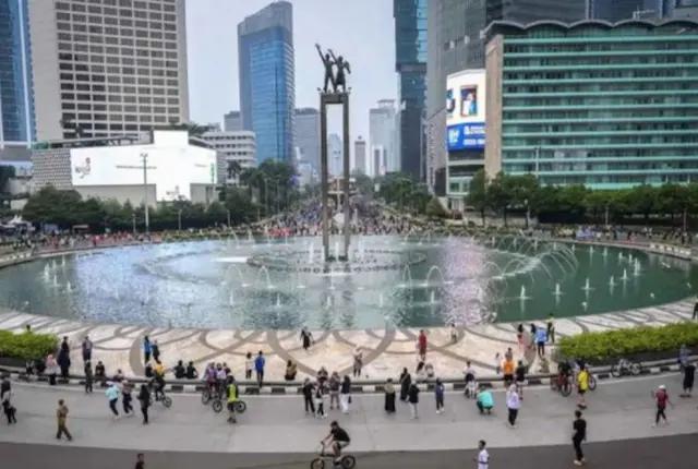 Pria Bawa Balon dan Spanduk Ceburkan Diri di Bundaran HI saat CFD