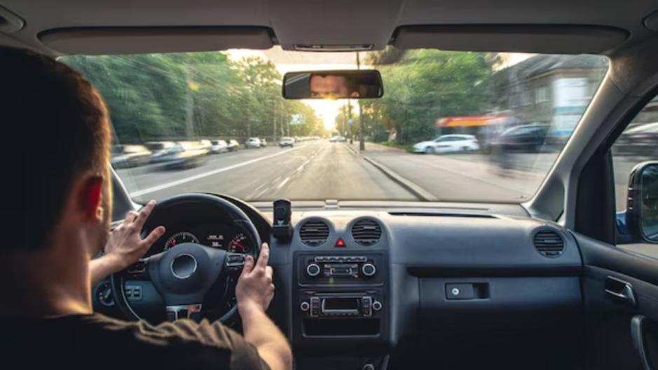 Catat! Ini 8 Hal yang Tak Boleh Dilakukan saat Mengendarai Mobil