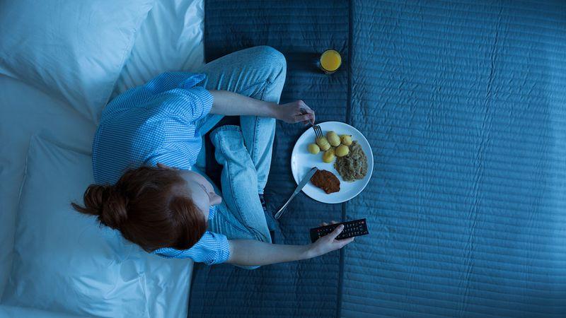 Makan Malam Lebih Awal Dapat Bantu Turunkan Berat Badan, Ini Penjelasannya!