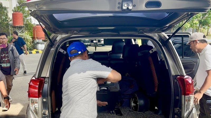 Geledah Ruang Kerja Gubernur Kalsel Terkait OTT, KPK Bawa Satu Koper