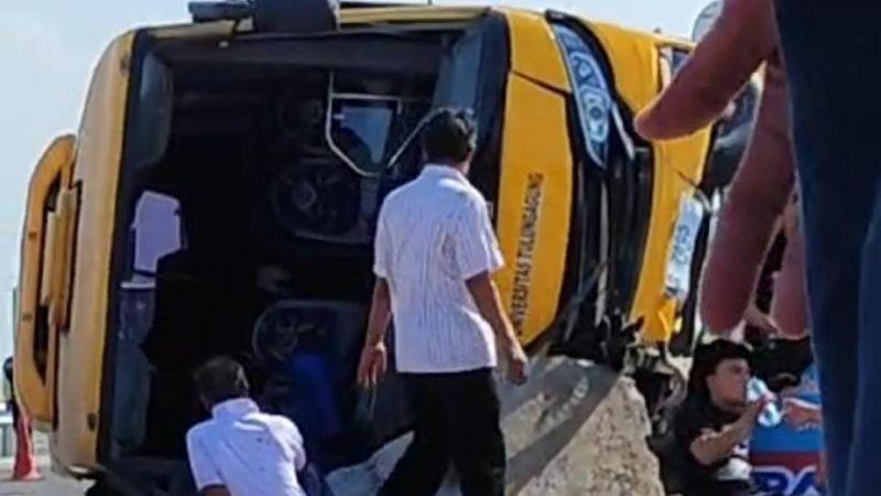 Bus Rombongan Guru SMAN 1 Kedungwaru Terguling di Tol Krian, 1 Tewas