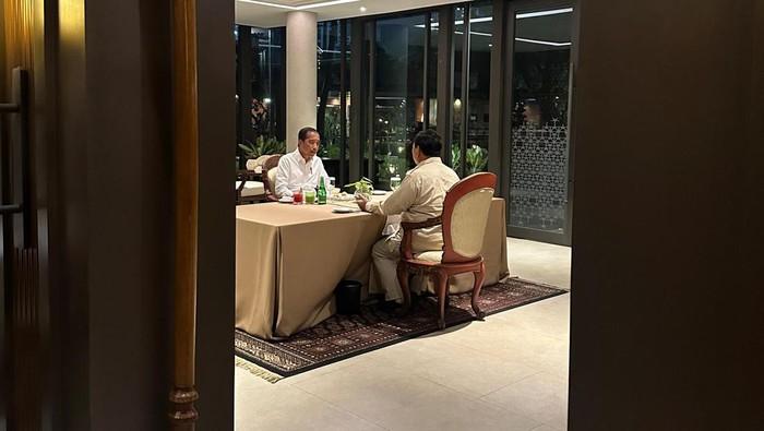 Jokowi dan Prabowo Makan Malam Dua Jam: Diskusi Santai Menjelang Transisi Pemerintahan