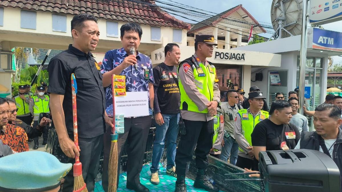 PN Lubuk Linggau Diberi Sapu Lidi: Seruan Bersihkan Mafia Peradilan