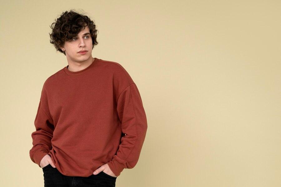 Perbedaan Crewneck dan Sweater: Panduan Memilih Outfit yang Tepat