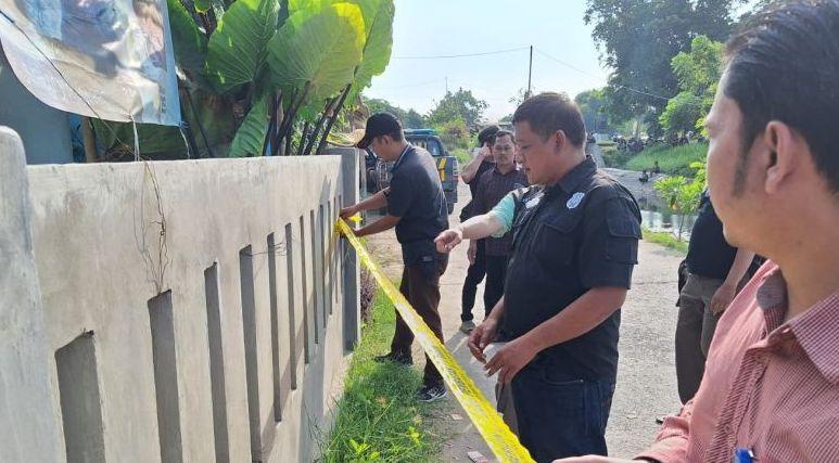 Satpol PP Segel Warung Remang-remang Tempat Prostitusi