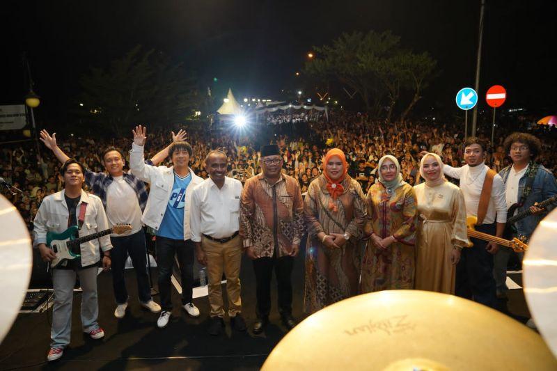 D'Masiv Sukses Meriahkan Puncak Festival Literasi Maluku Utara dengan Penampilan Memukau