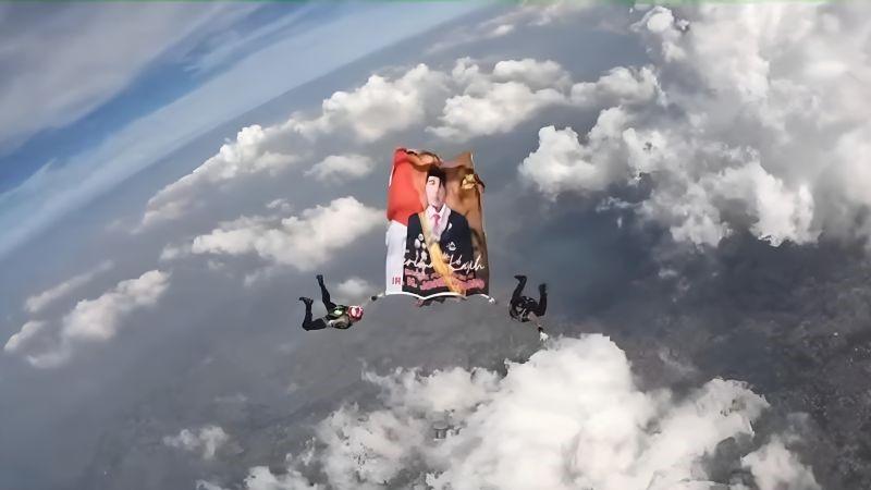 Bendera Bertuliskan Terima Kasih Jokowi Dibentangkan Polri di Langit