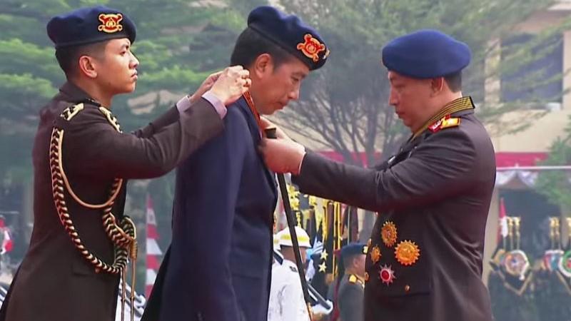 Presiden Jokowi Dianugrahi Medali Kehormatan Loka Praja Samrakshana dari Polri