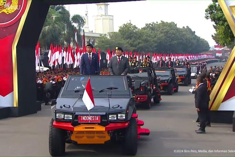 Jokowi dan Prabowo Naik Maung Pindad Cek Pasukan di Mako Brimob