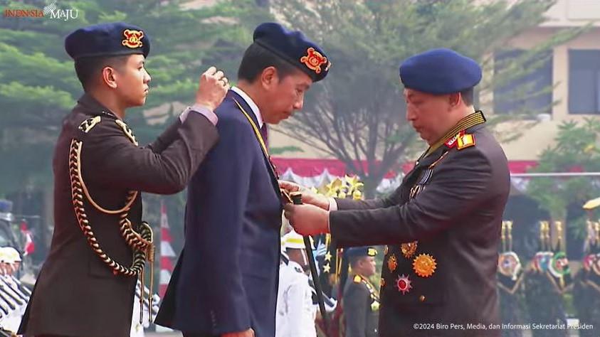 Presiden Jokowi Terima Medali Kehormatan Loka Praja Samrakshana dari Polri, Ini Artinya