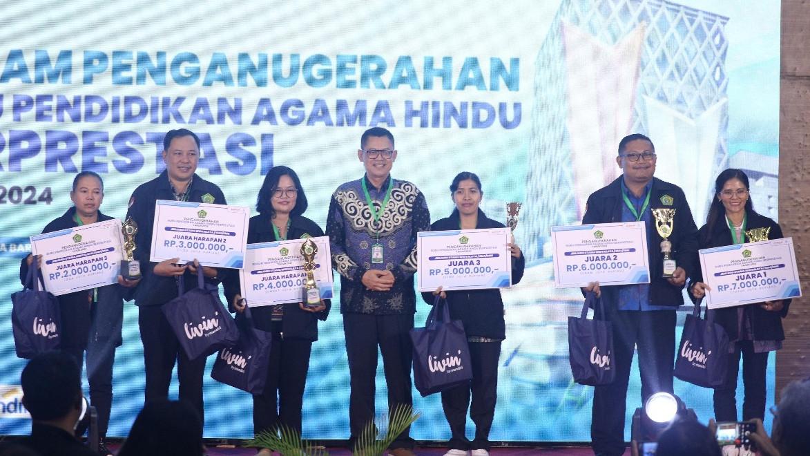 Ditjen Bimas Hindu Beri Anugerah Guru Pendidikan Agama Hindu Berprestasi Tingkat Nasional 2024