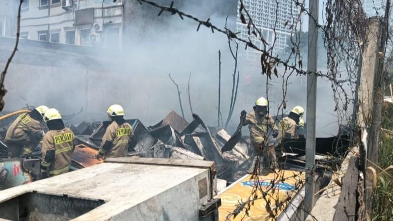 Gudang Kulkas di Cengkareng Terbakar Diduga Korsleting saat Charger HP
