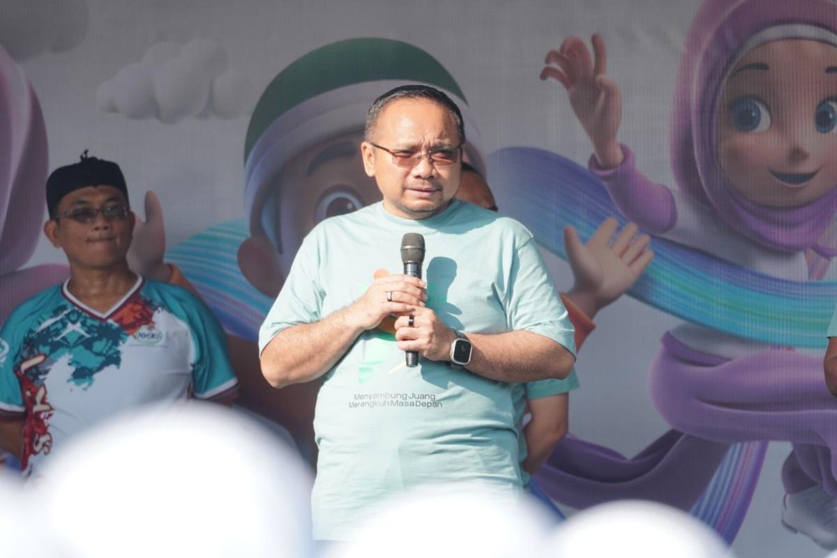 Semarak Hari Santri 2024, Gus Yaqut Ikuti Senam Sehat Bareng 200 Santri