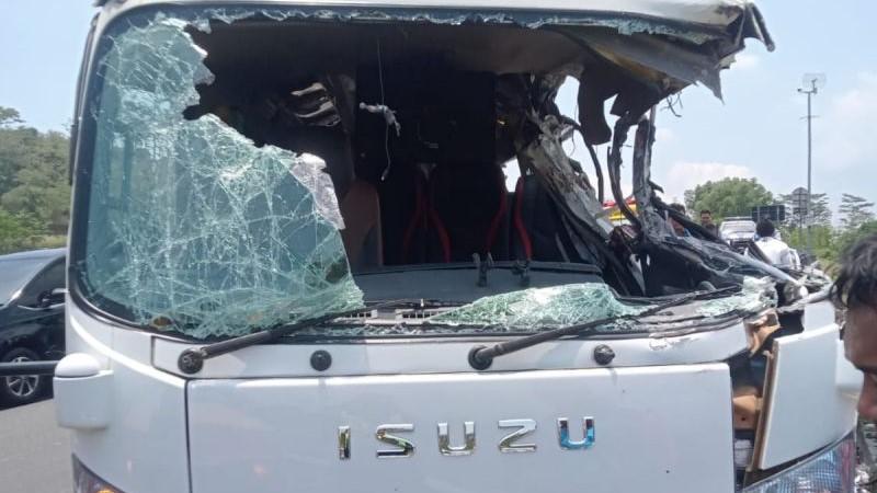 Mobil Elf Angkut Rombongan Santri Bantul Kecelakaan Tunggal di Tol Semarang-Solo, 4 Tewas