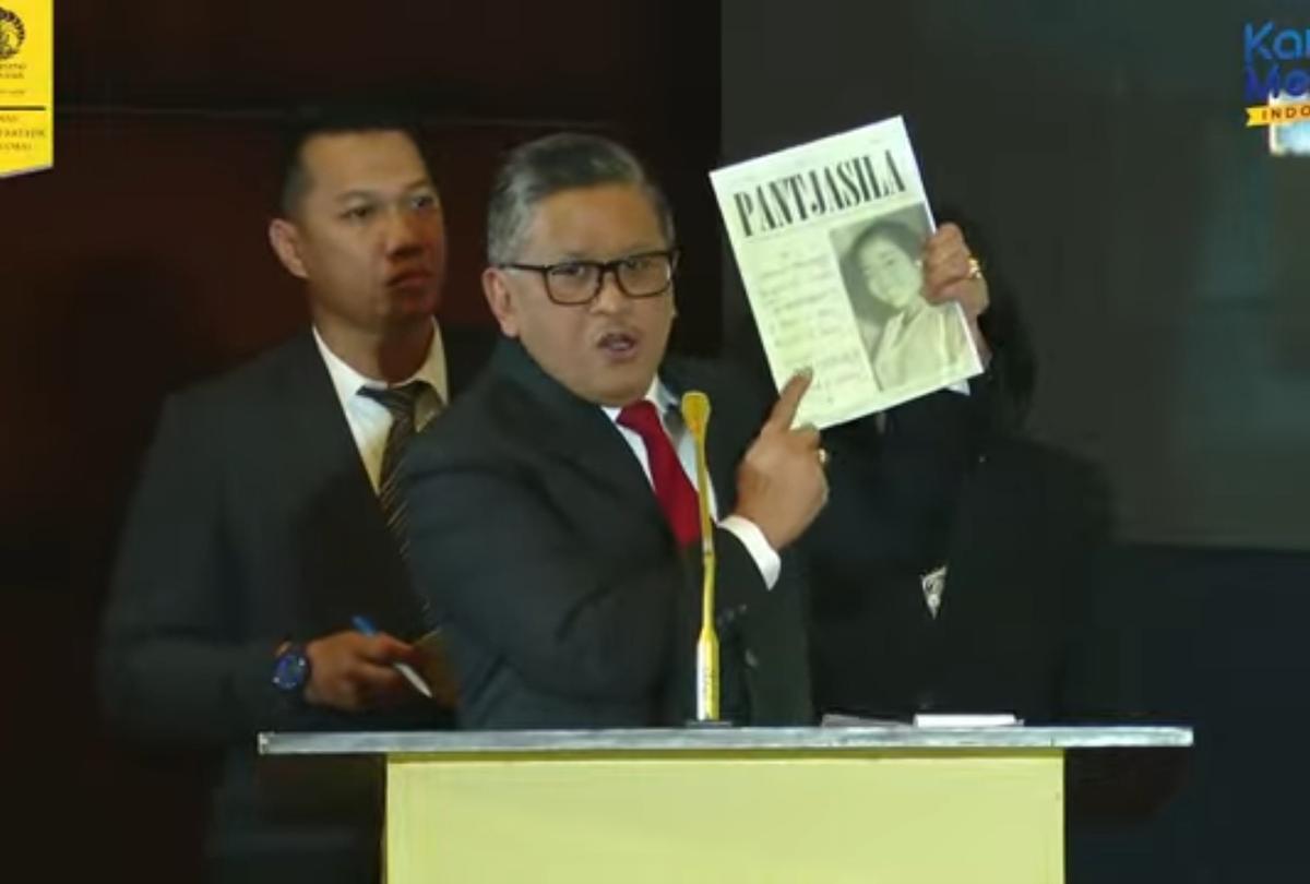Hasto Nangis Lagi! Kali Ini di Sidang Doktornya
