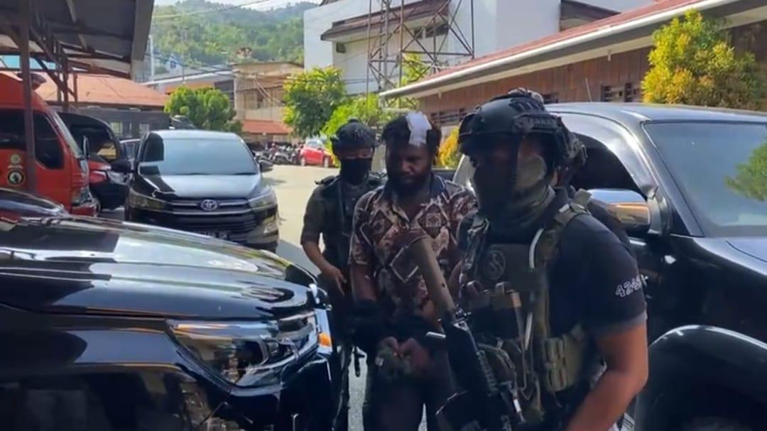 Pengawalan Ketat Pemindahan Pimpinan KKB Pania Jemmy Magai Yogi ke Polda Papua