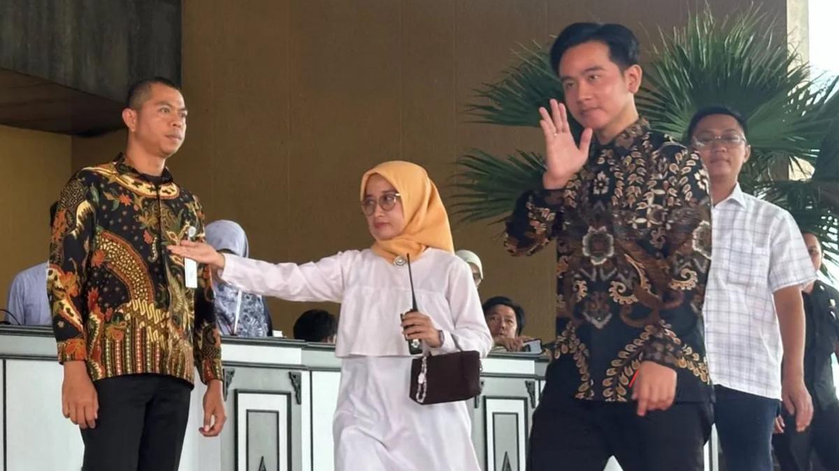 Jelang Pelantikan, Gibran Tampak Hadiri Gladi Bersih di Gedung DPR