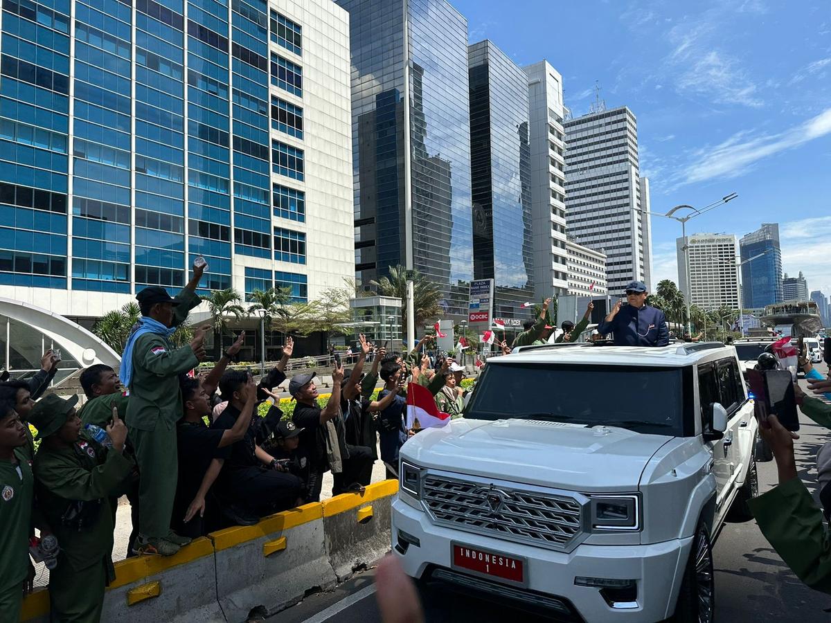 Presiden Prabowo Subianto Sapa Warga saat Menuju Istana