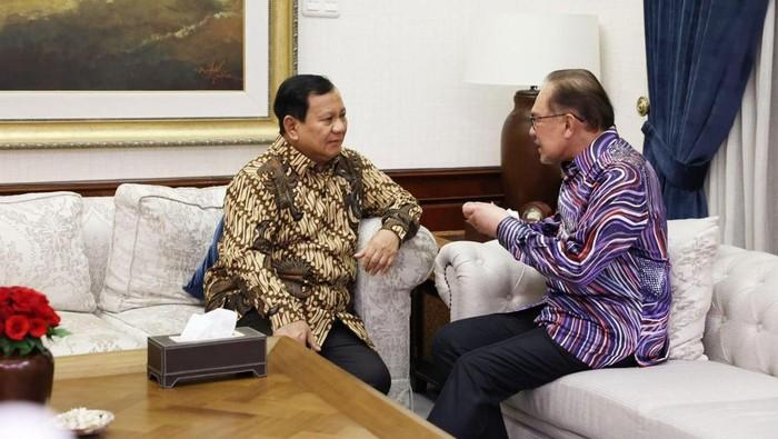 Sebelum Dilantik, Prabowo Unggah Momen Ngobrol Bareng PM Malaysia di Kertanegara