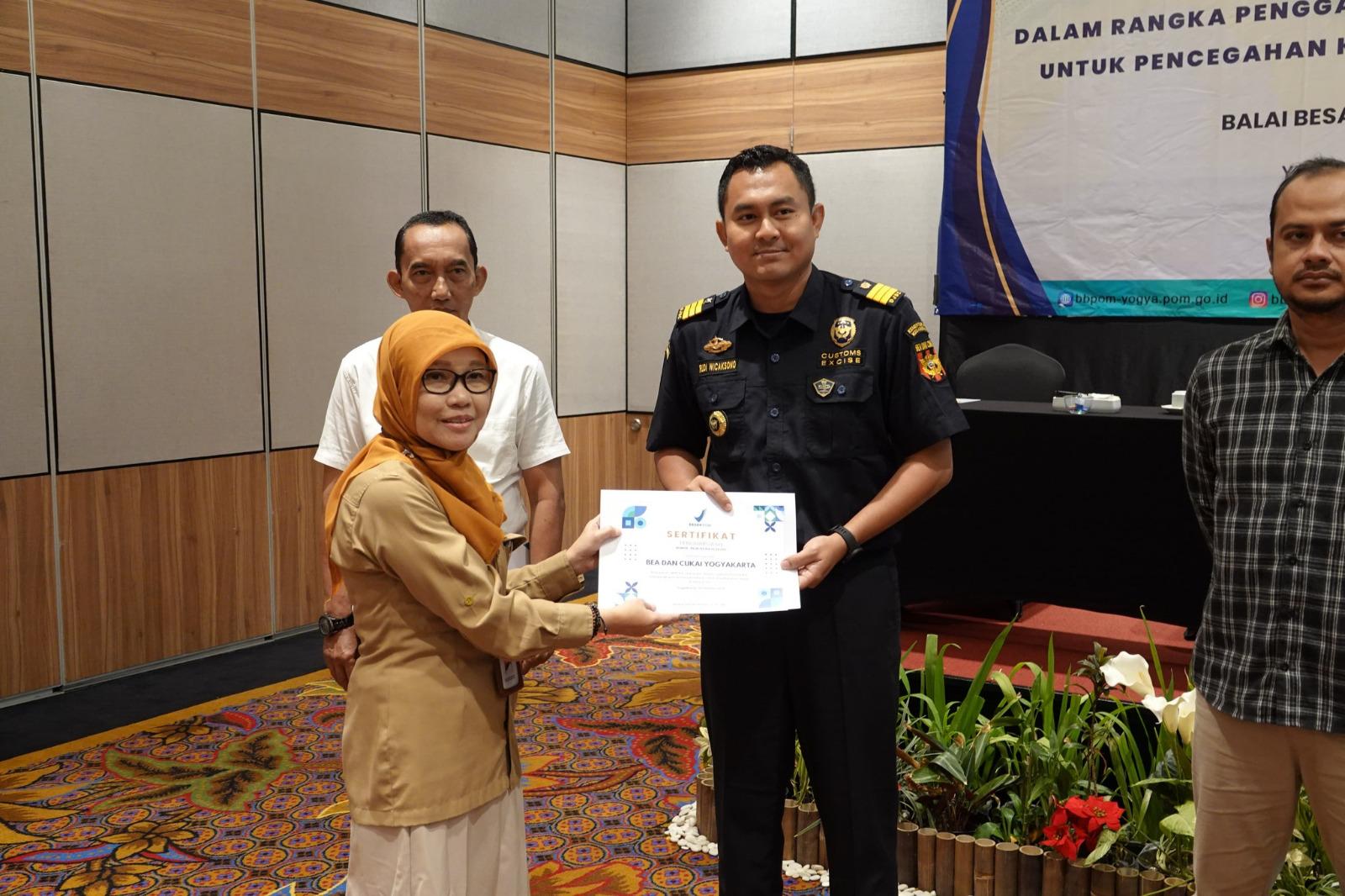 Ungkap Peredaran Obat Ilegal Asal Impor, Bea Cukai Yogyakarta Raih Penghargaan dari BPOM Yogyakarta