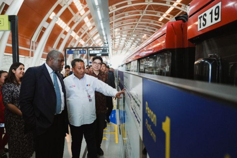 Menlu Lammy Resmikan Kerja Sama Kereta Api Antara Inggris dan Indonesia di Surabaya