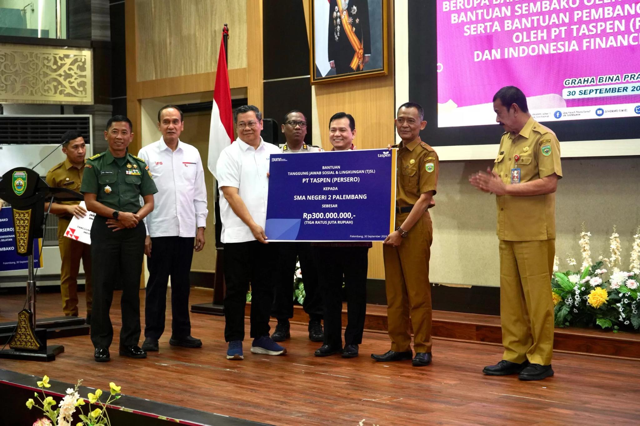 TASPEN Salurkan Bantuan Sembako dan Beasiswa kepada Masyarakat Sumatera Selatan