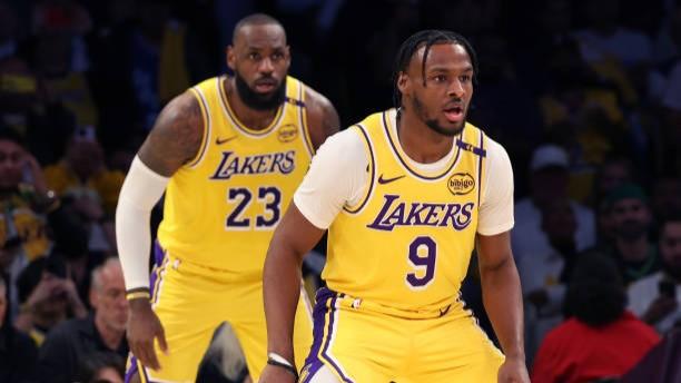 LeBron James dan Bronny James Cetak Sejarah di NBA 2024/2025, Duo Ayah-Anak Pertama yang Bermain Bersama